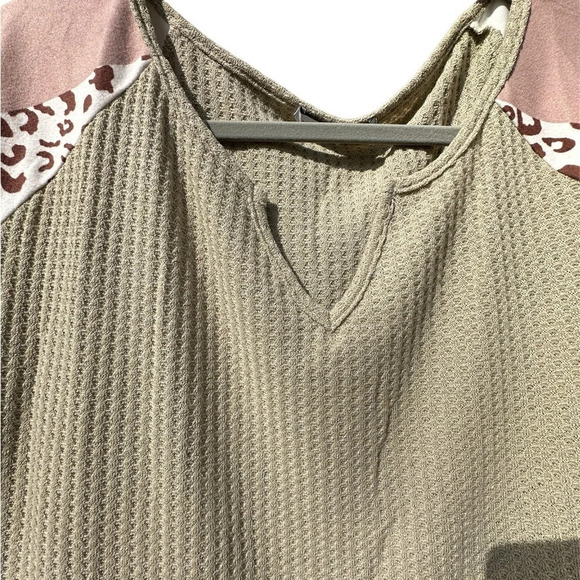 Leopard Sage Green Waffle V-neck Long Sleeve Top Size Large Casual - Picture 4 of 6